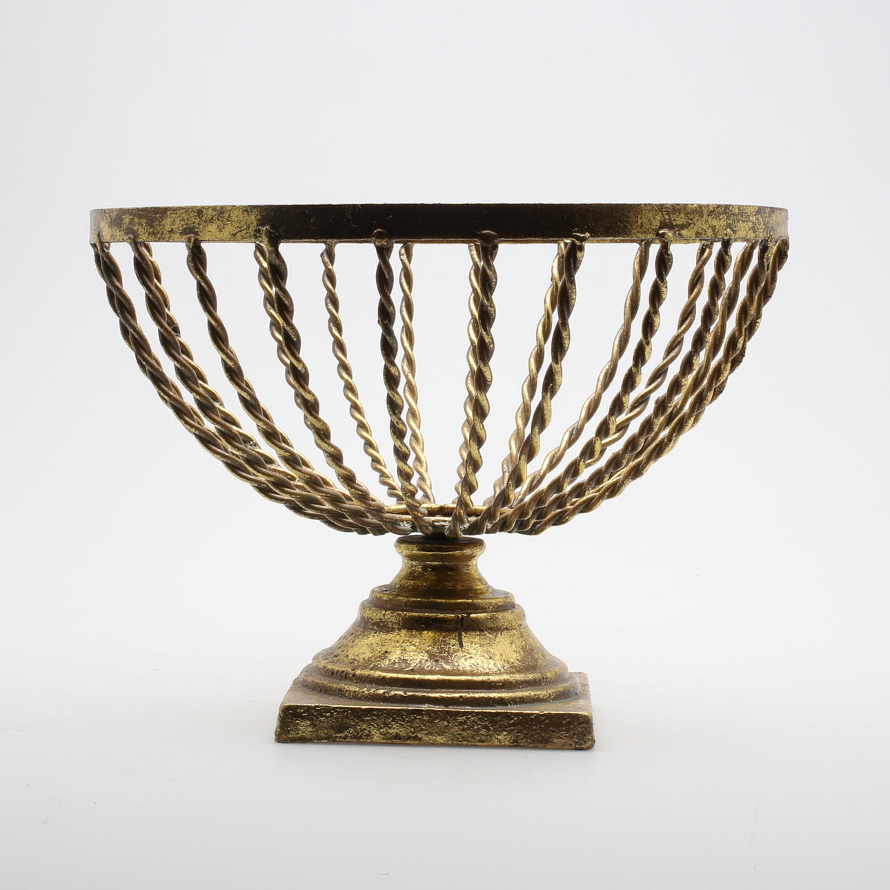 KORG PÅ FOT, guldlackerad metall, 1900-talets senare hälft.