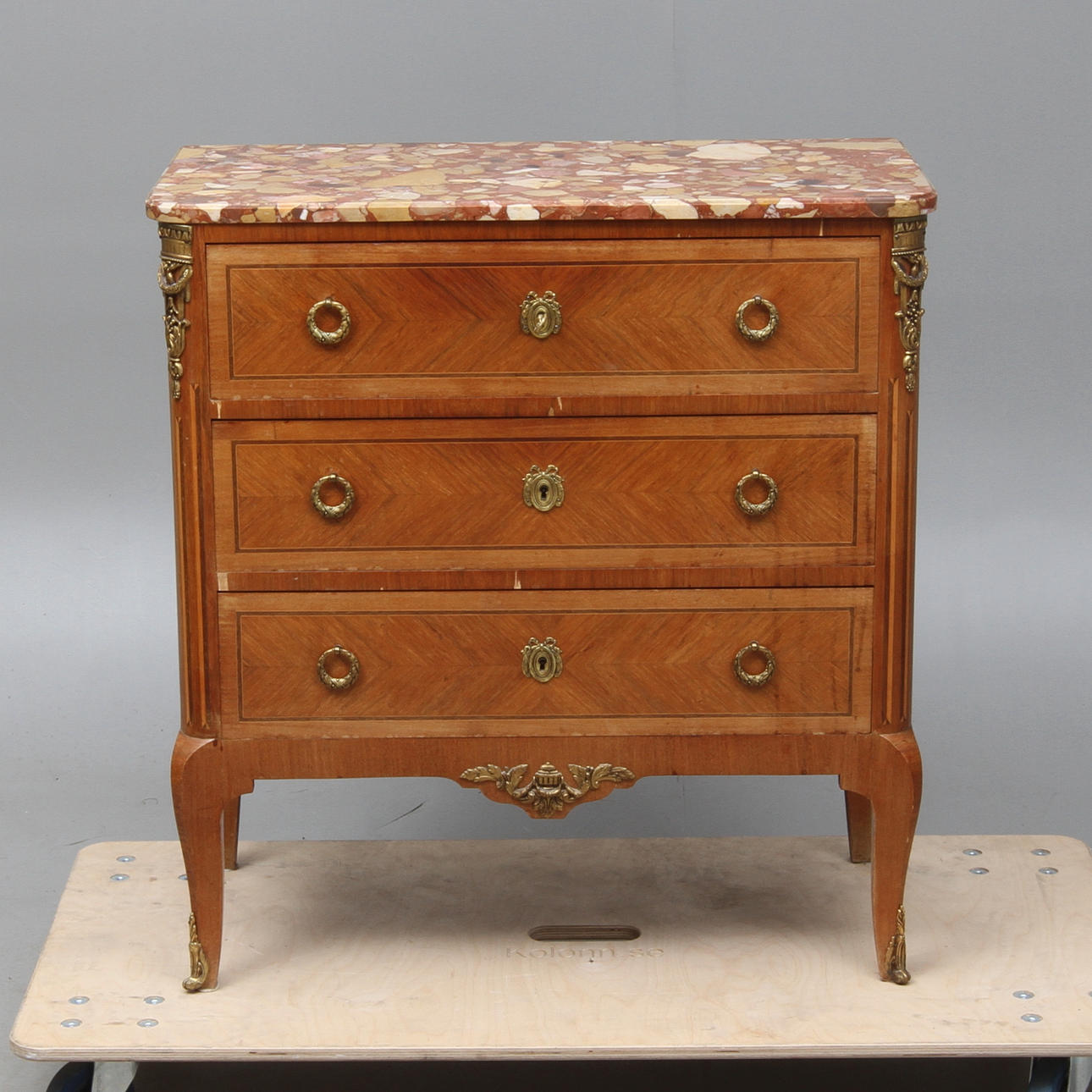 BYRÅ med stenskiva, Louis XVI-stil, 1900-tal.