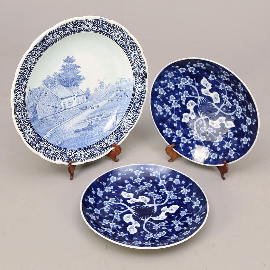 TELLER ein Paar, China + WANDTELLER, Delft, Holland.