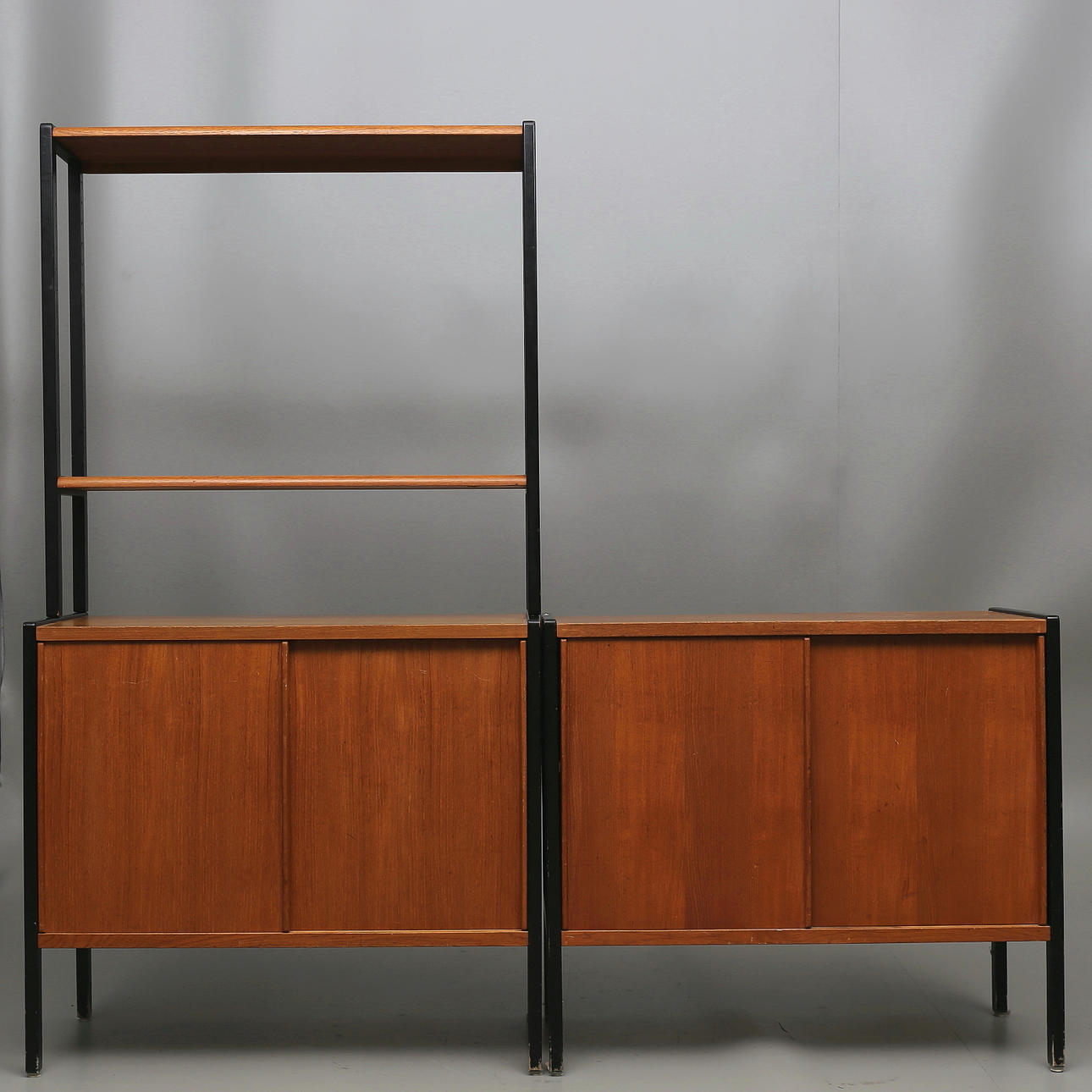 BOKHYLLA i teak med svartmålat trä, 2 delar, Bertil Fridhagen, Bodafors, 1950-tal.