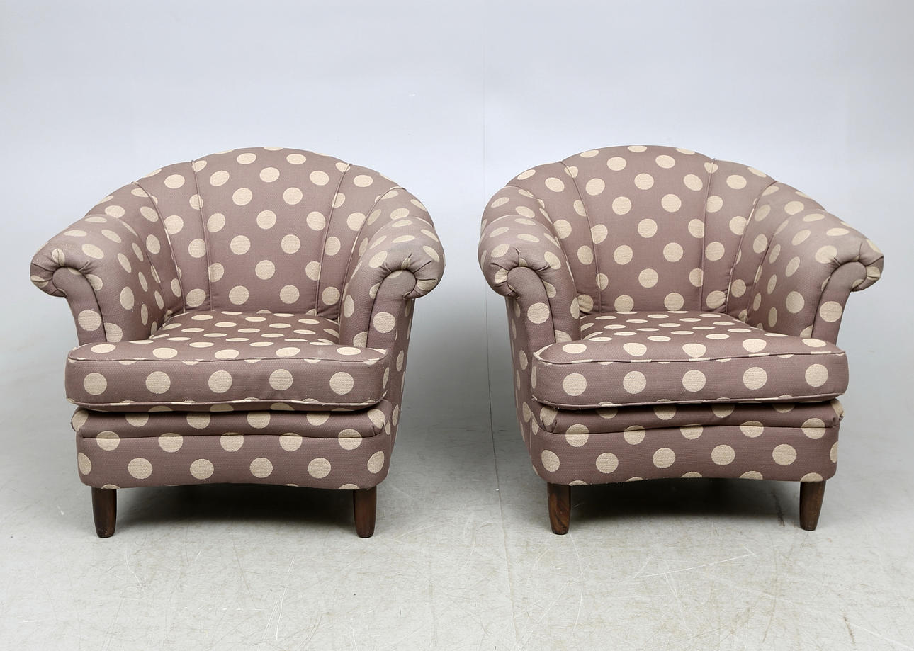 CLUBFÅTÖLJER, ett par, 1900-talets andra hälft.