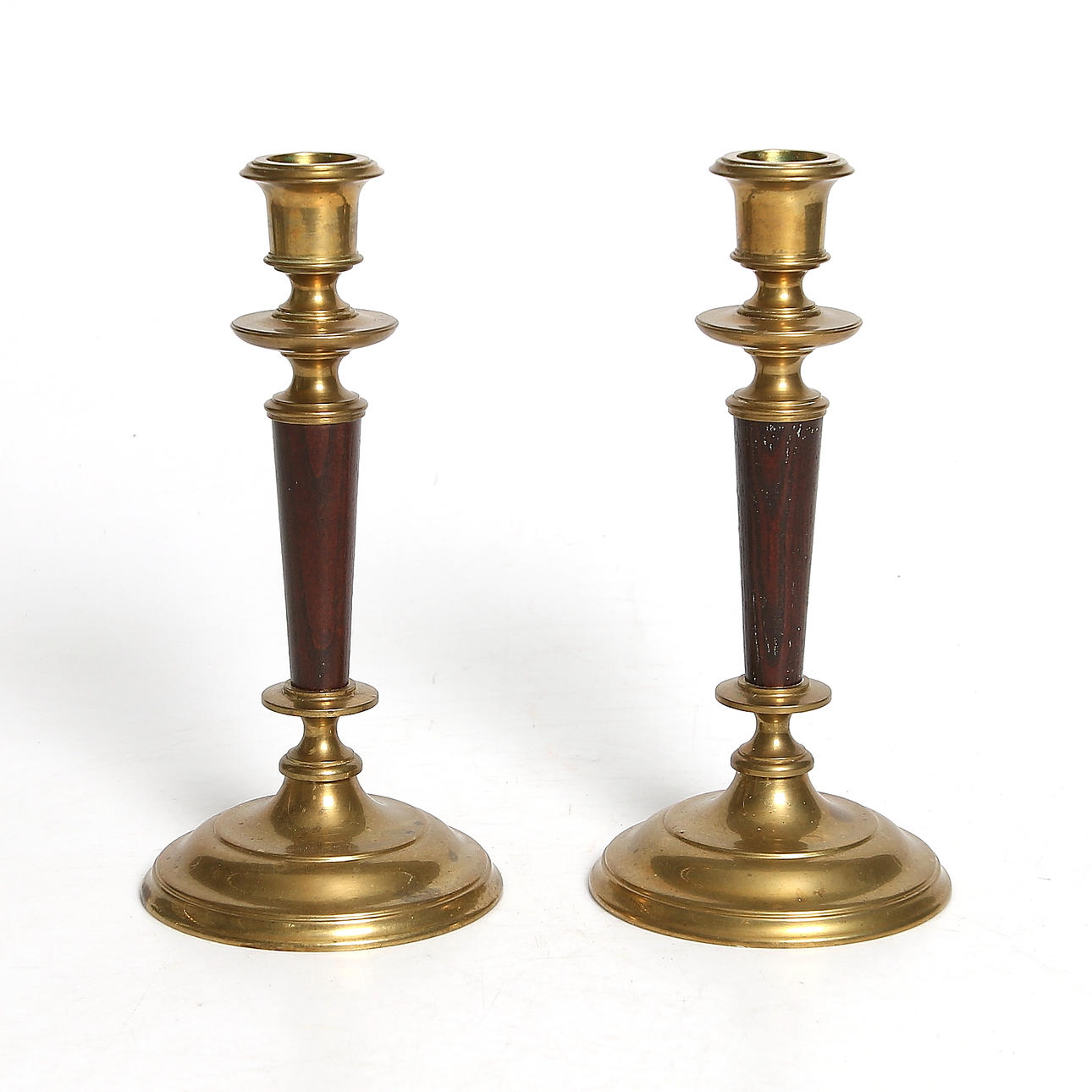 LJUSSTAKAR, ett par, mässing samt trä, Skultuna. 1900-tal.