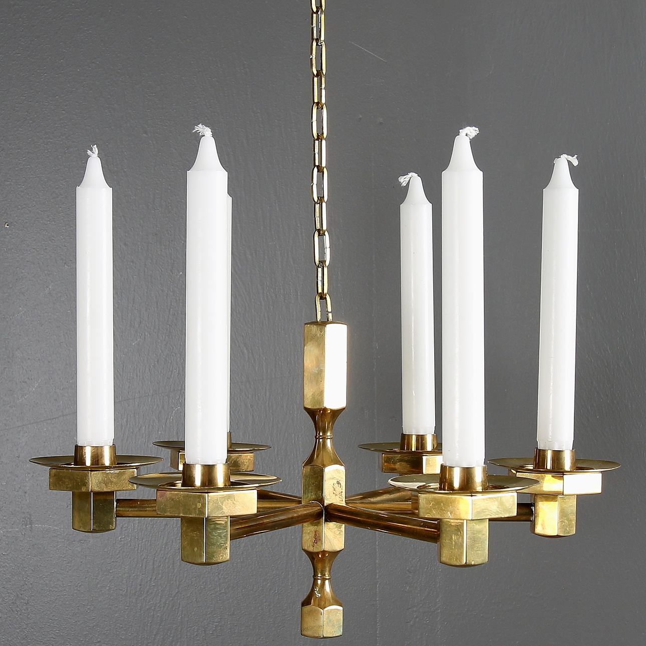 LARS BERGSTEN. Ljuskrona, mässing, Metallslöjden Gusum, signerad, numrerad och daterad, Nr. 116, 1974.