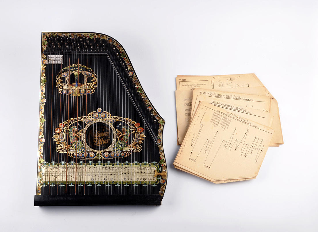 VALSONARA-ZITHER. Originalask och noter. Dekor med påfåglar och skala.