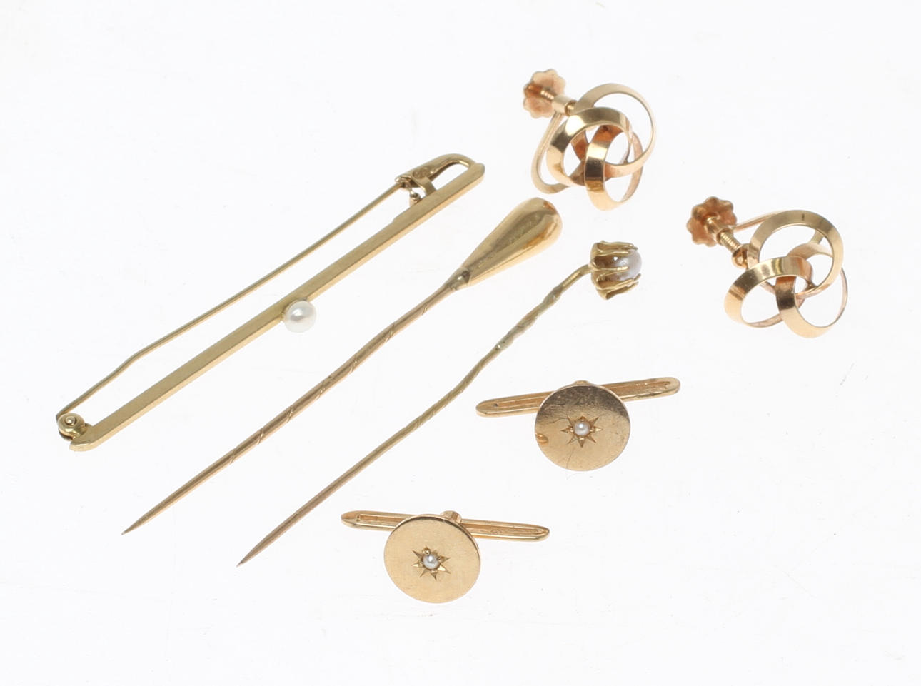 PARTI GULD 18k, bland annat örhängen och slipsnål. Total vikt 8,7 gram.