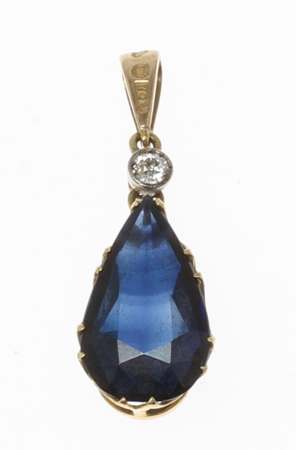 HÄNGE 18K guld med briljant samt droppslipad blå sten, Elis Hallberg Stockholm 1946. Total vikt 2,3 gram.