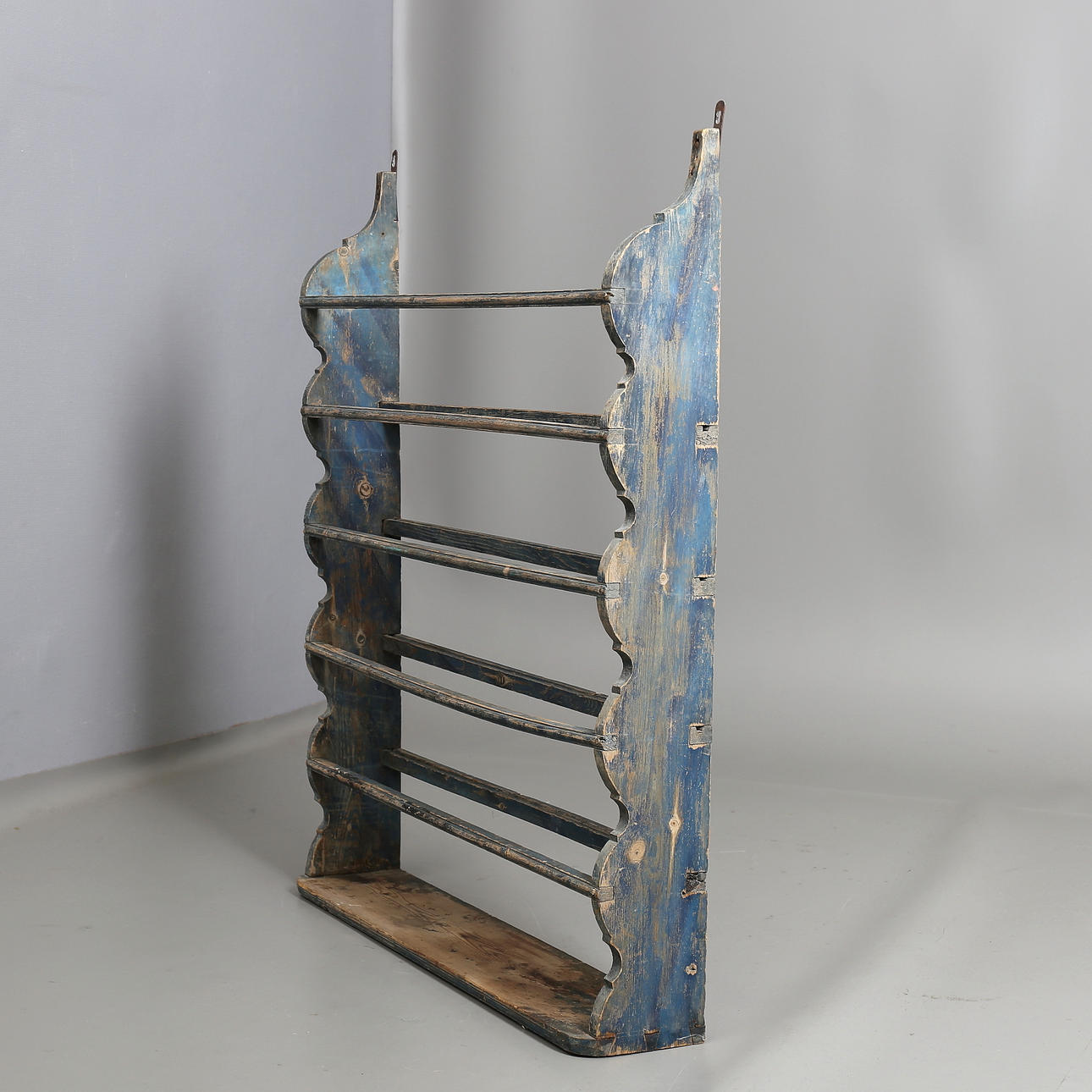 TALLRIKSHYLLA, bemålat trä, allmoge, 1800/1900-tal.