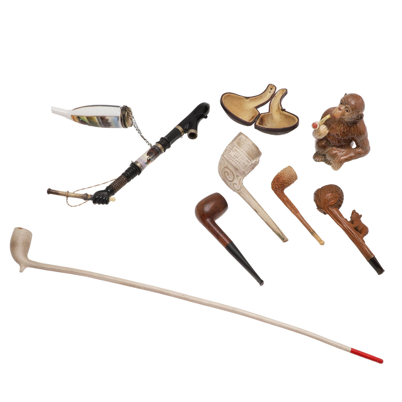 UNA COLECCIÓN DE PIPAS ANTIGUAS.