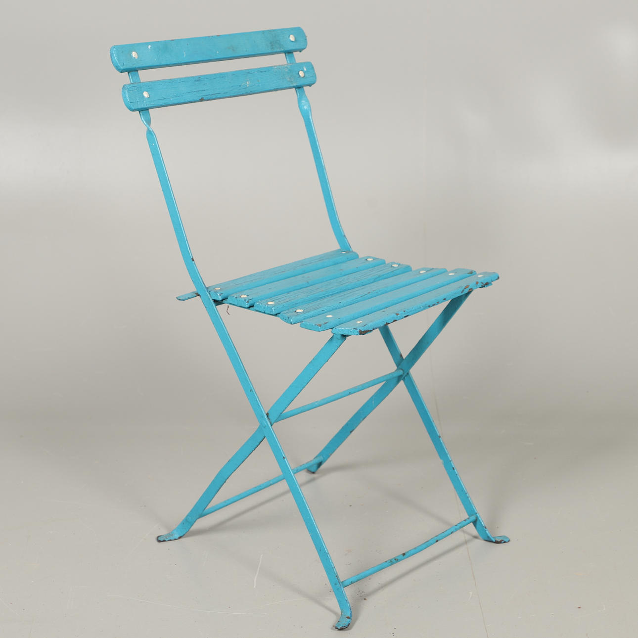 FÜR WOHLTÄTIGE ZWECKE SPENDEN — EIN ZUSAMMENKLAPPBARER GARTENSTUHL IM VINTAGE-STIL MIT METALLRAHMEN.