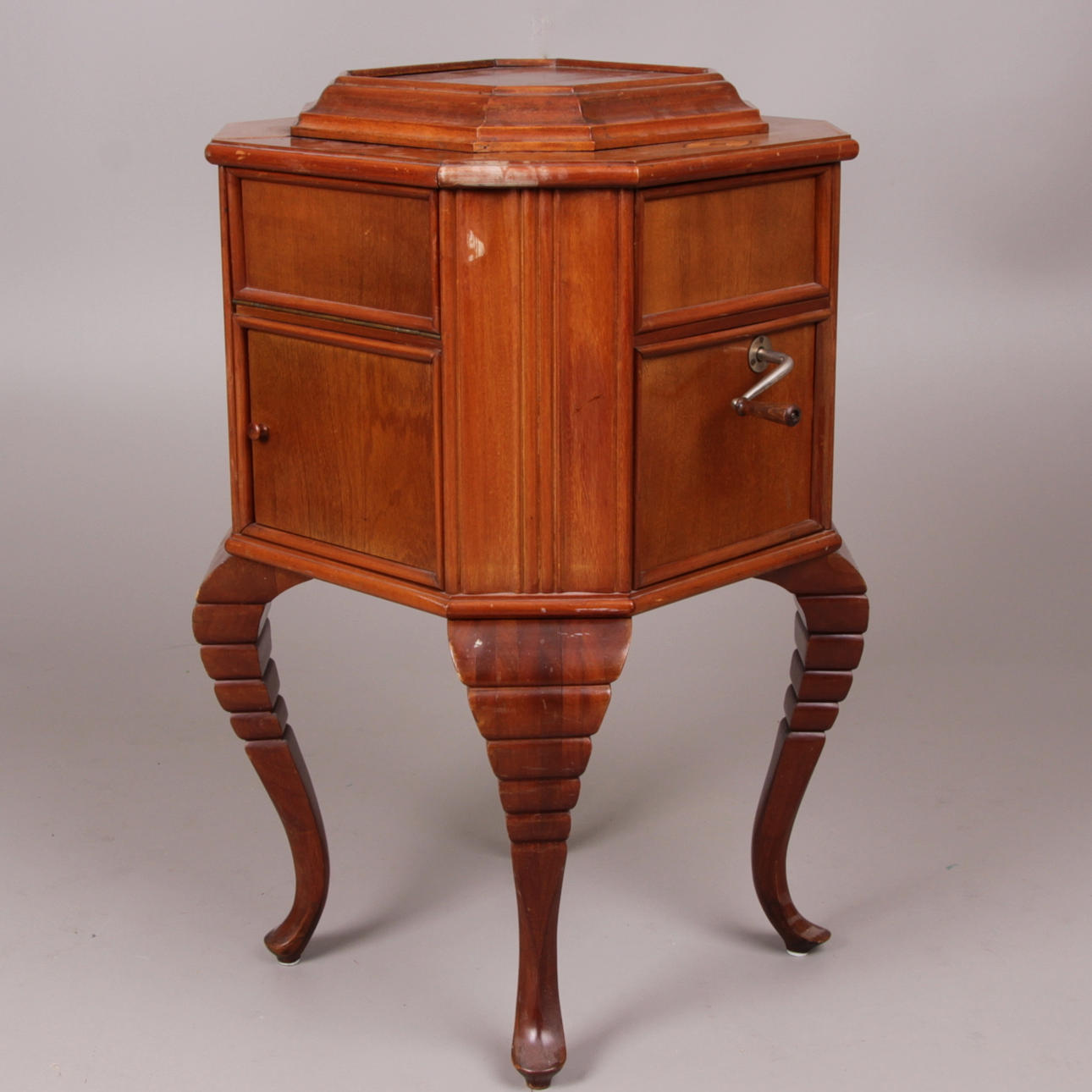 SKIVSPELARMÖBEL, med vevgrammofon, Halley, Petersburg, 1900-talets mitt.