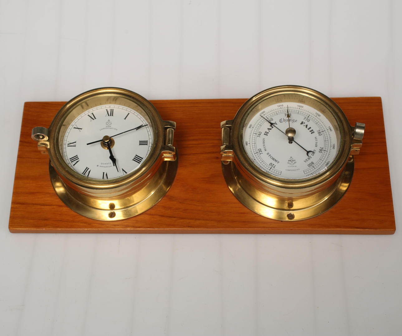 BAROMETER OCH CHRONOMETER, Pilot, Navigator, Marine. mässing på träplatta.