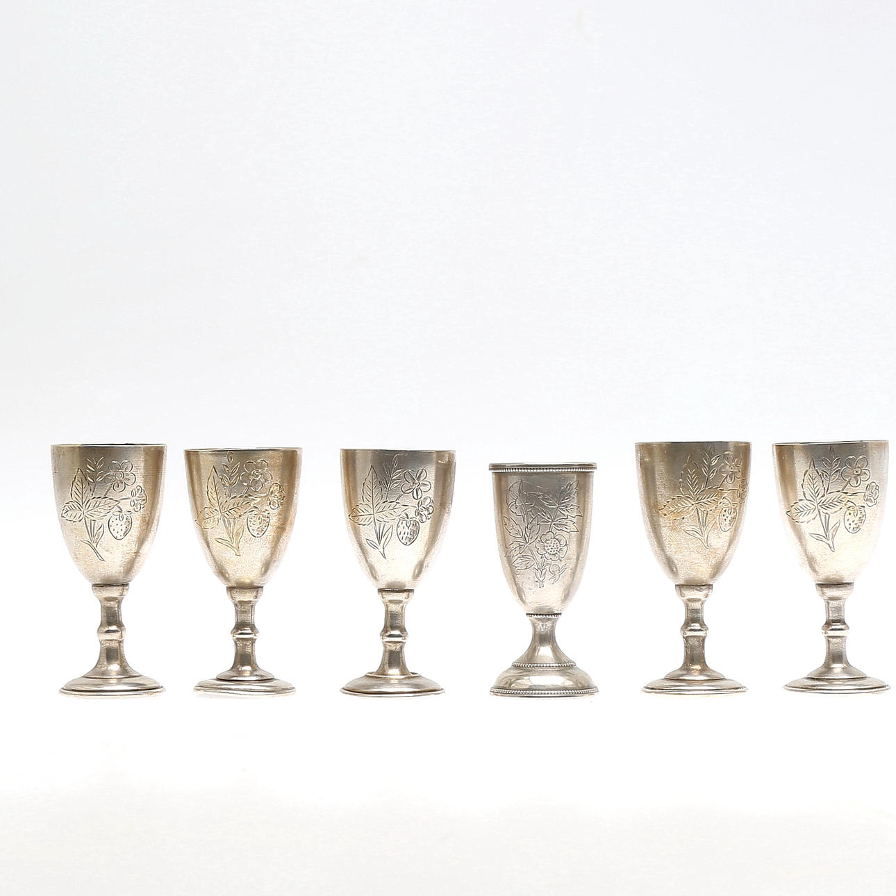 SUPBÄGARE på fot, silver, 6 st, Ryssland omkring 1900.