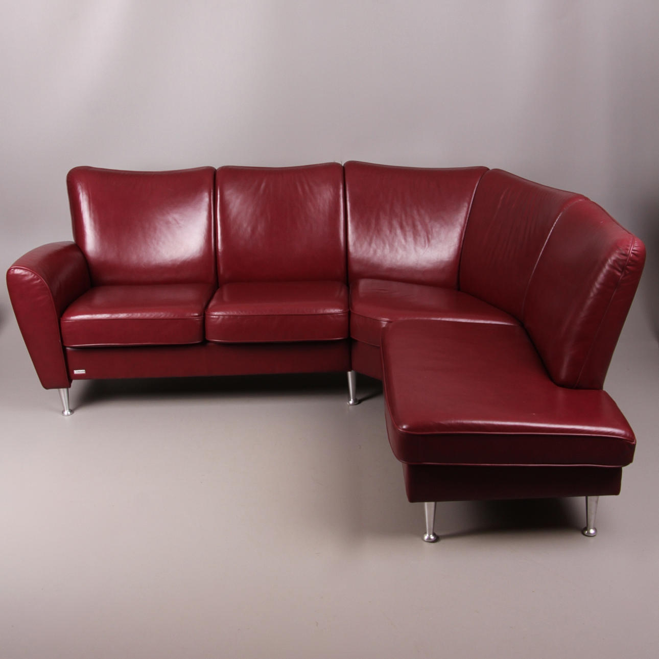 HÖRNSOFFA, Brunstad, skinn, samtida.