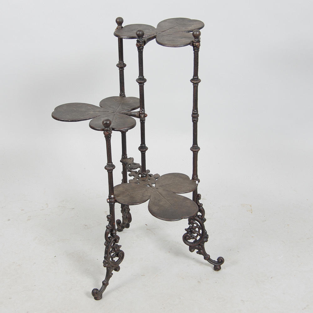 BLOMSTERBORD, gjutjärn med klöverformade hyllor, samtida.