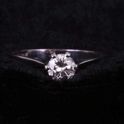 RING vitguld 18K, Alton F, med briljantslipad diamant, 0,57 ct. Top Wesselton VVS.