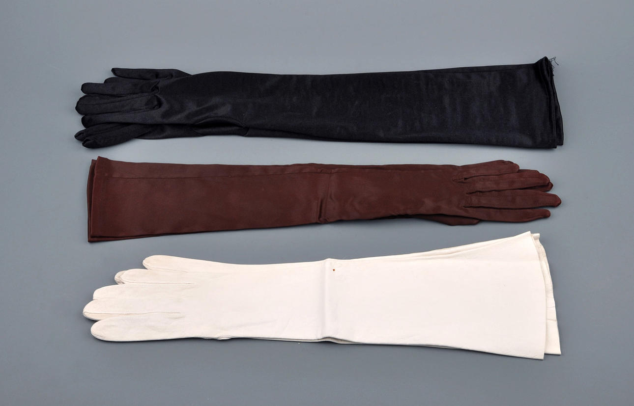 ELLENBOGENLANGE HANDSCHUHE. Uppsättning av tre 2 x Läder, 1 x satin.