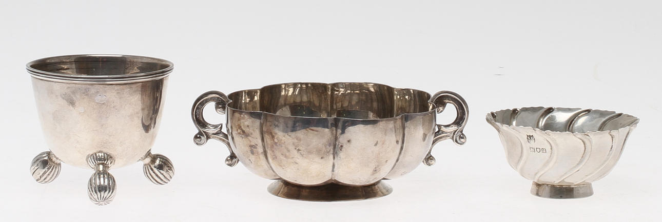 SKÅLAR 2 st samt BÄGARE, silver, bland annat England. Total vikt 253 gram.