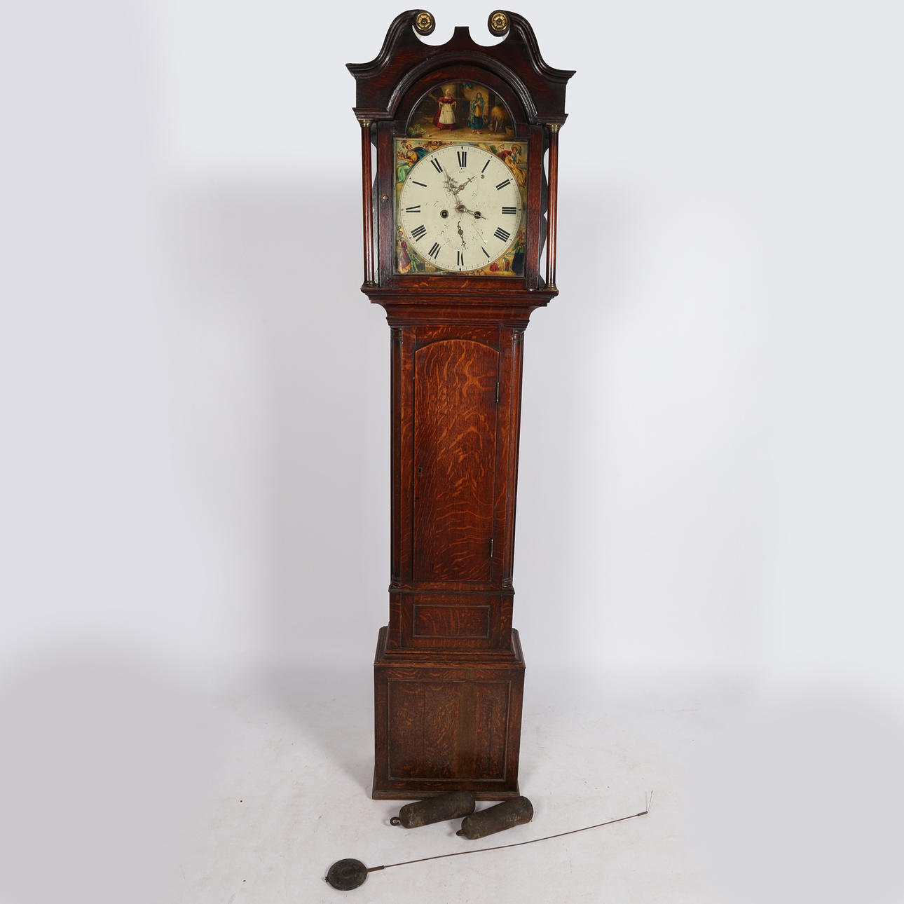 EINE GEORGE III-STANDUHR MIT EICHENGEHÄUSE.