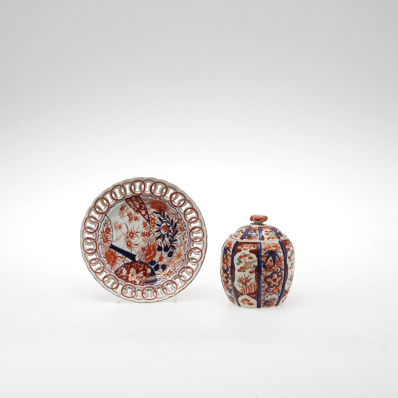 LOCKURNA samt FAT, porslin, Japan, 1900-tal.