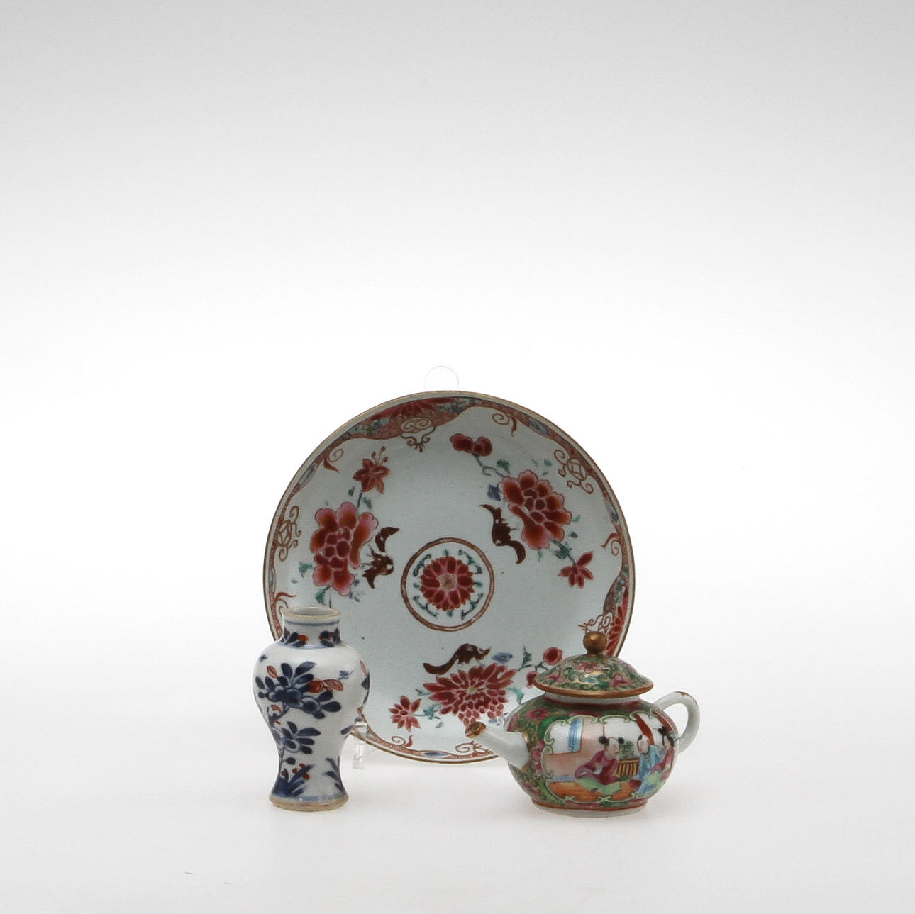 MINIATYRER, 2 st samt SKÅLFAT, porslin, Kina, 1800 resp 1700-tal.