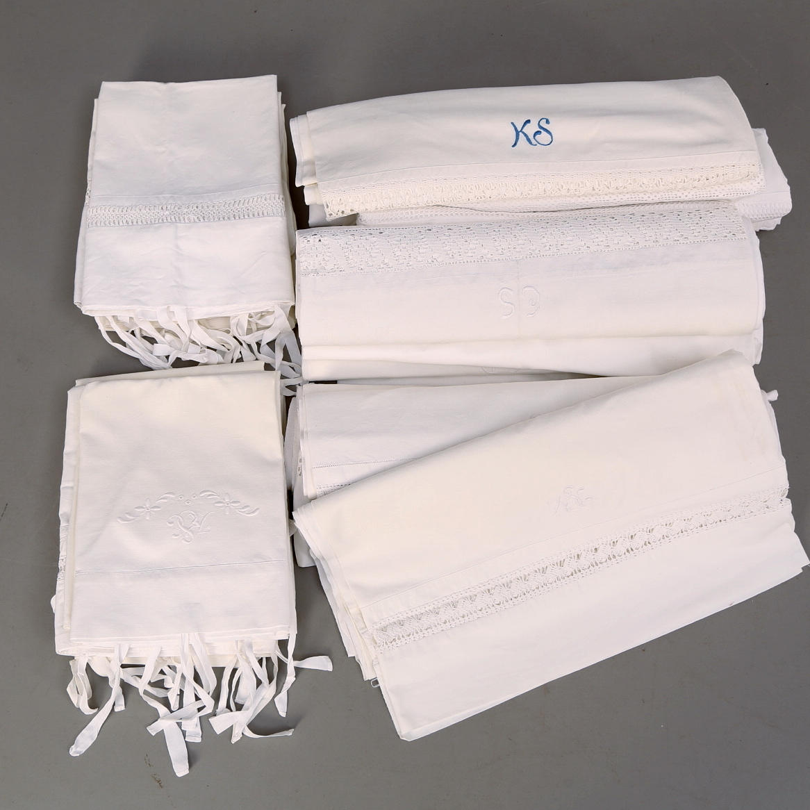 ÖVERLAKAN 11 st + ÖRNGOTT 13 st, med spetskant och monogram samt broderi.