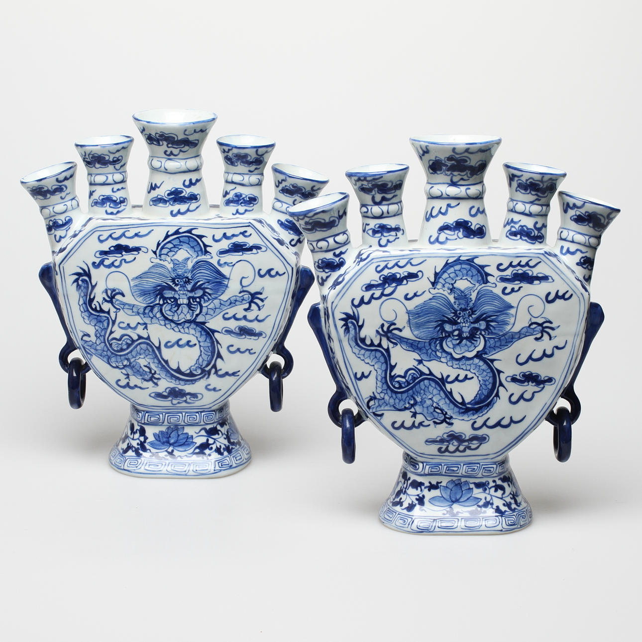 TULPANVASER, ett par, porslin, Kina.