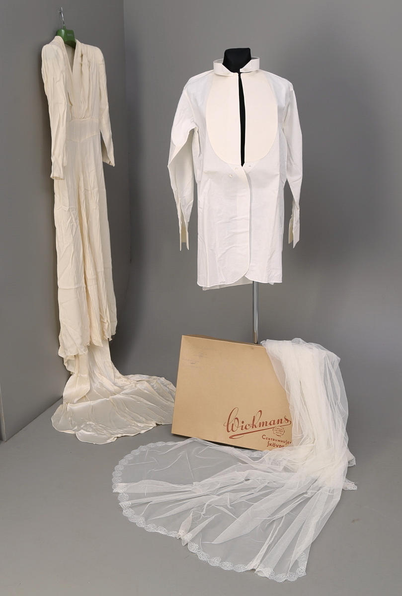 BRUDKLÄNNING, 1940-tal, storlek 36/38 med slöja + FRACKSKJORTA.