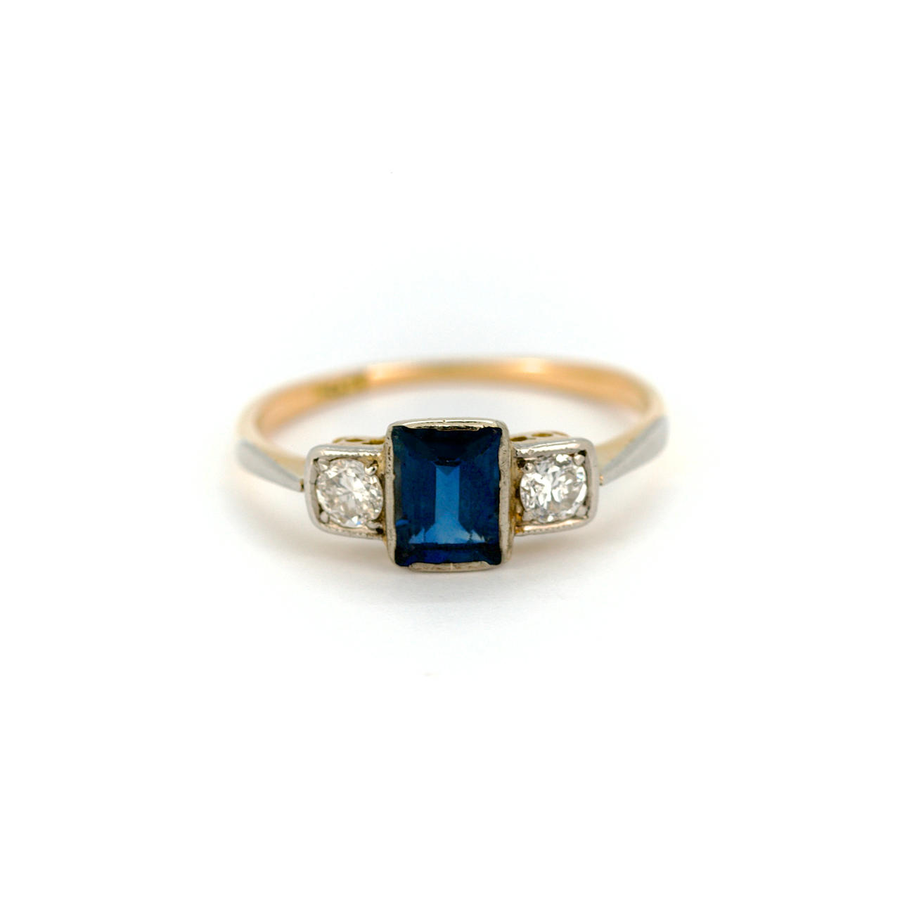 18CT SAFIR OCH DIAMANT TRE STEN RING.