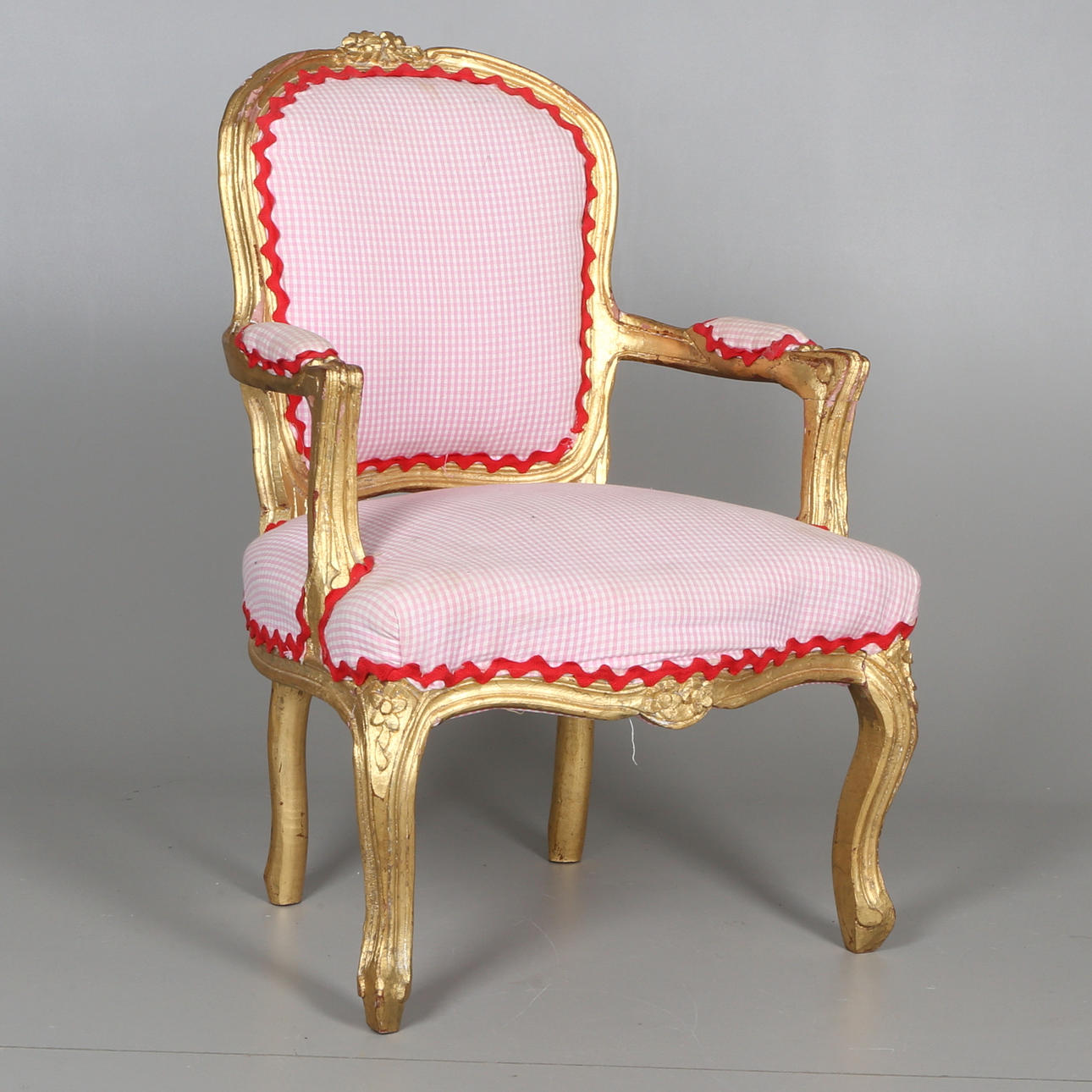 BARNSTOL, rokokostil, guldlackerad, 1900-tal.