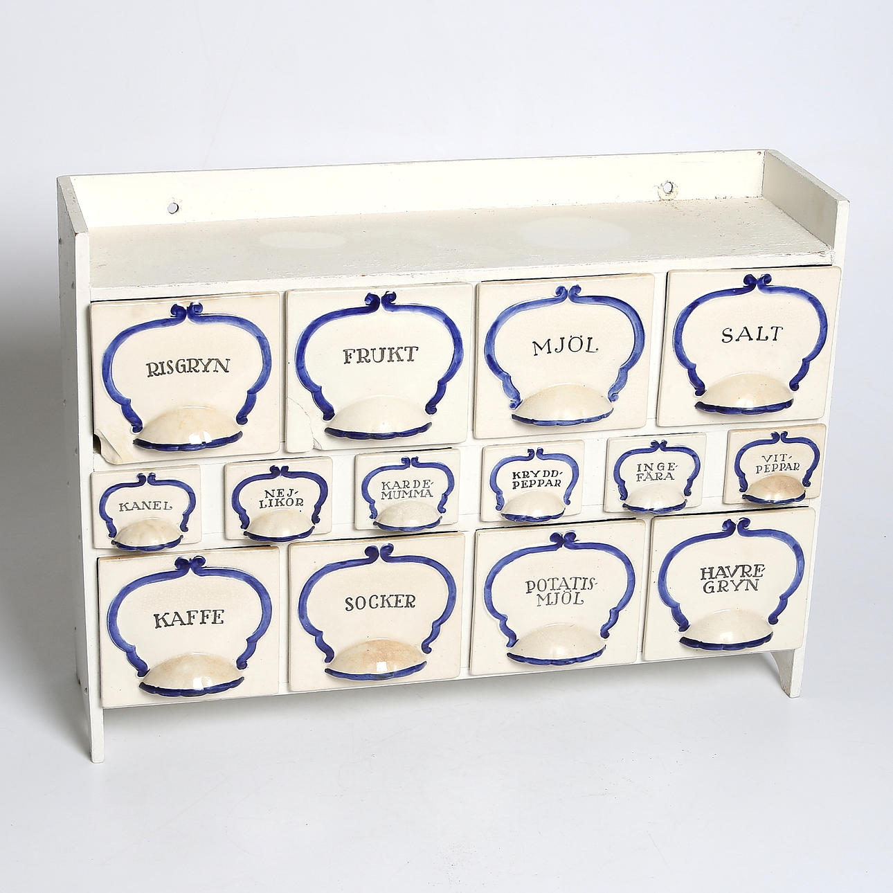 KRYDDHYLLA, porslin och trä, "Blå Pyro", Wilhelm Kåge, Gustavsberg, 1900-talets första hälft.