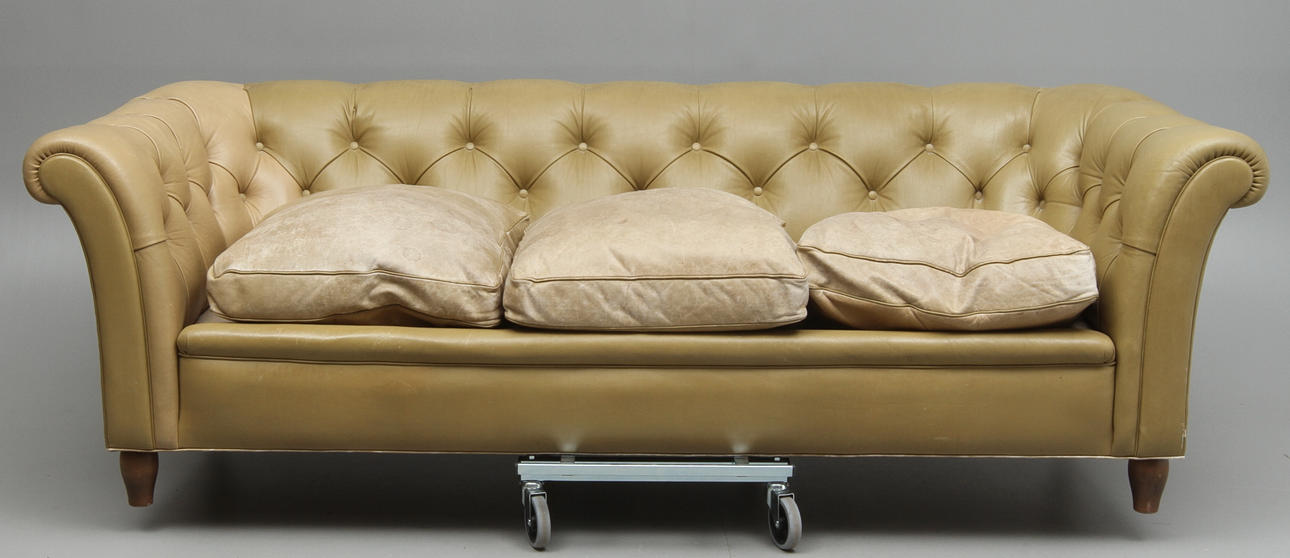 SOFFA Chesterfieldmodell, beige skinn, Möbler AB Arne Norell Aneby, 1900-tal.