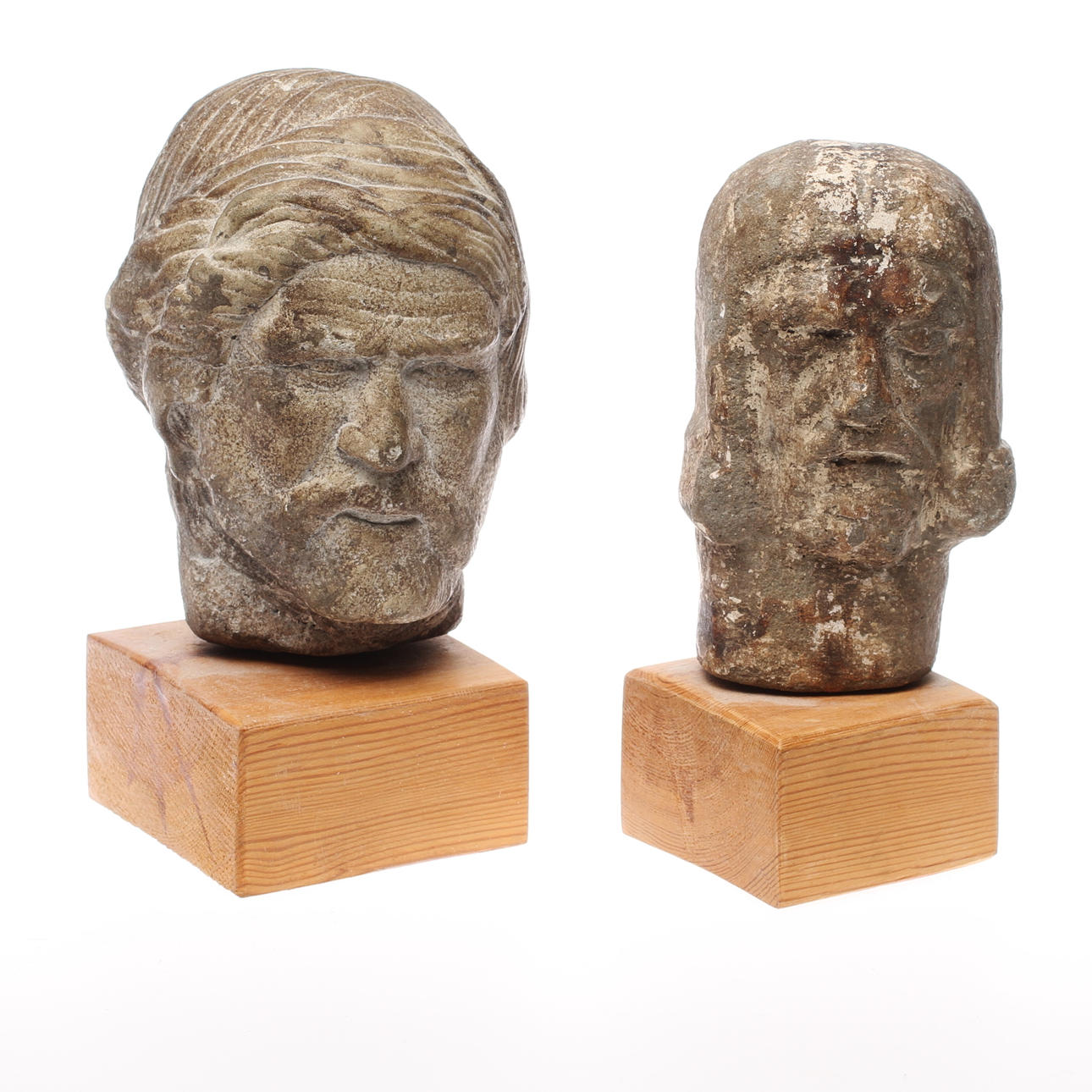 SKULPTURFRAGMENT, 2 st, i form av huvuden.