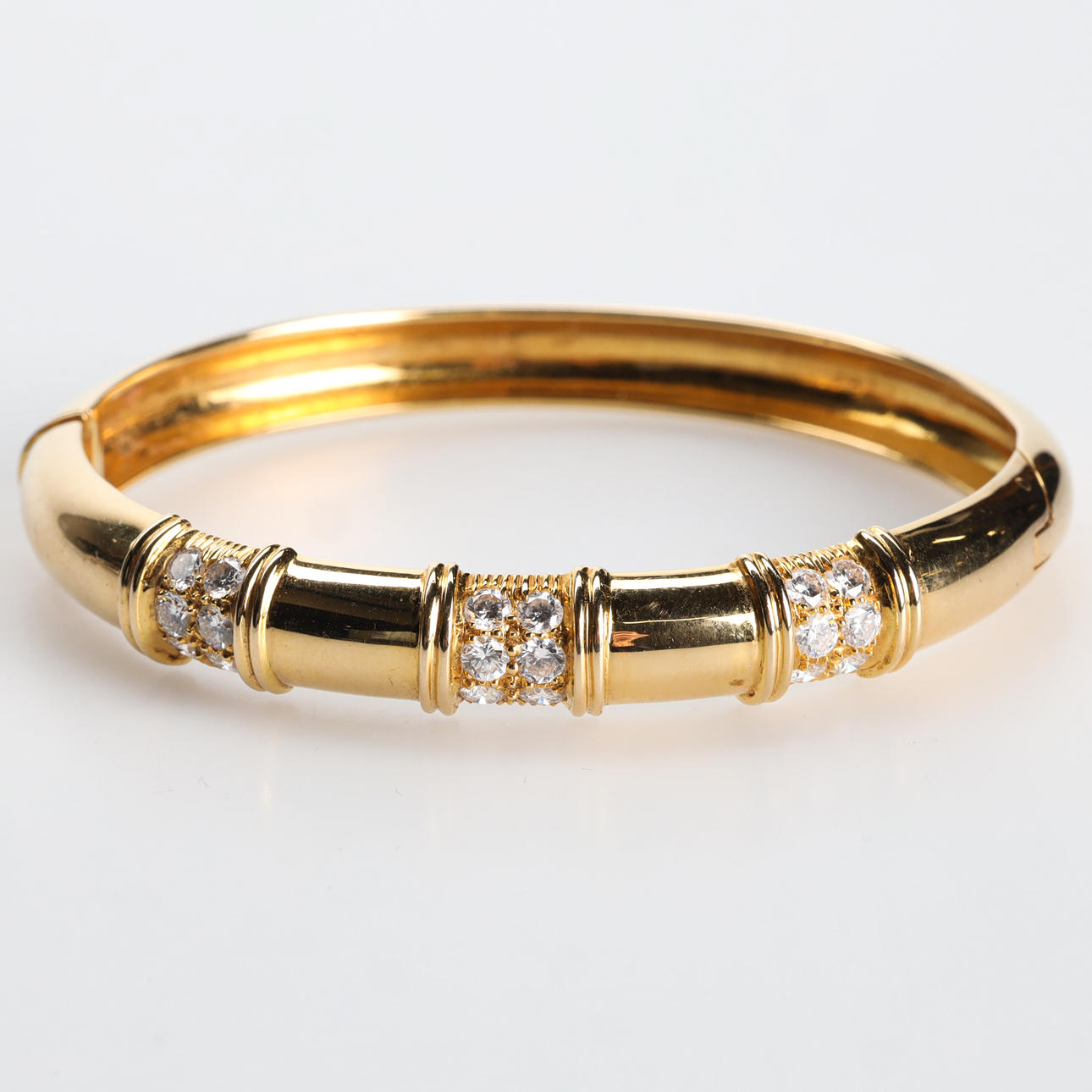ARMRING, 18K guld och diamanter.