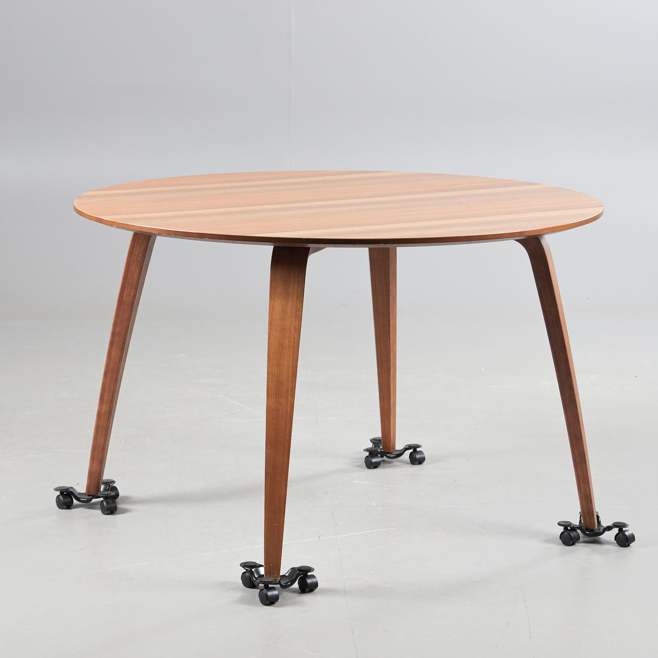 GUBI, spisebord, designet af Komplot Design, moderne.