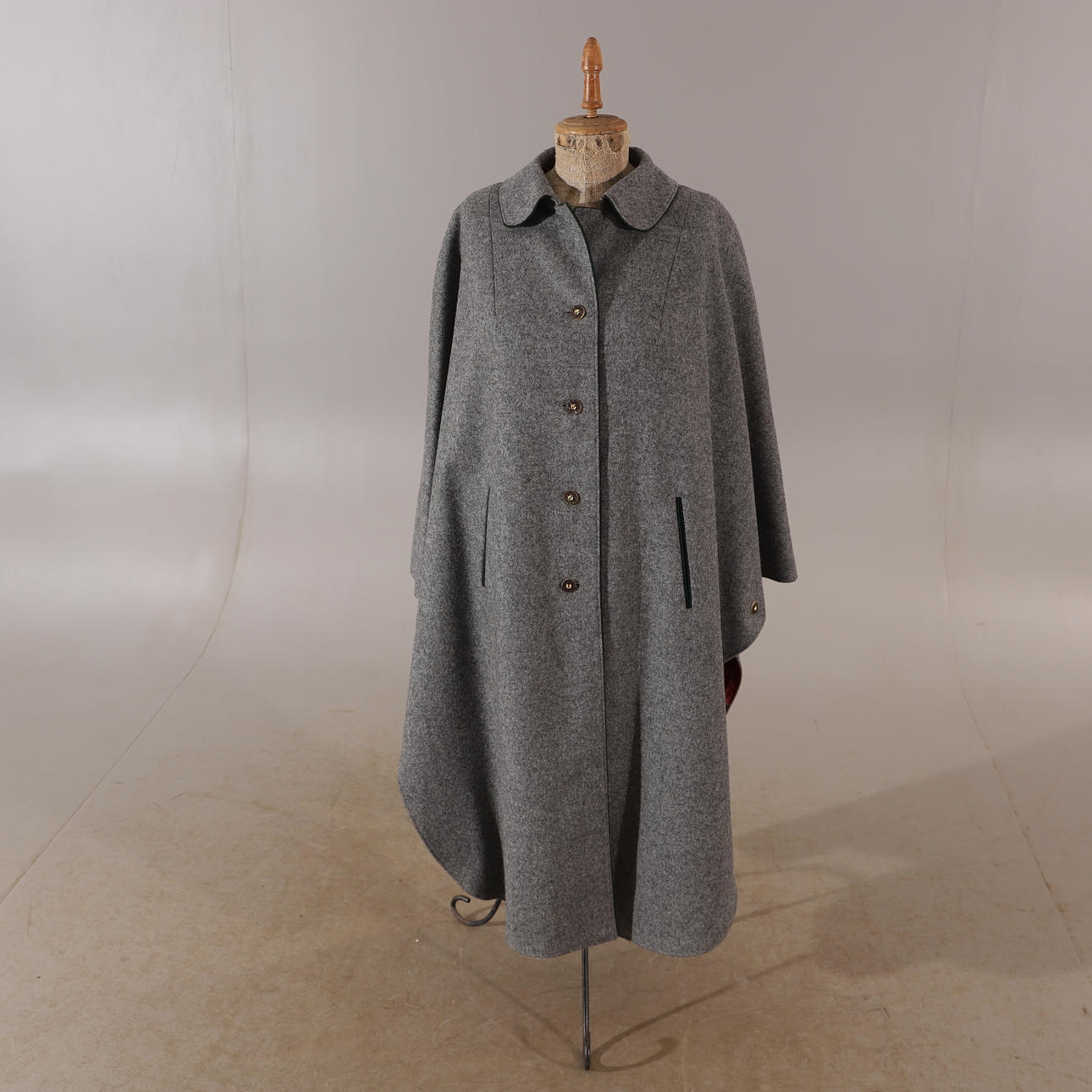 CAPE, Wolle, Bavaria Loden/Unhozer, München.