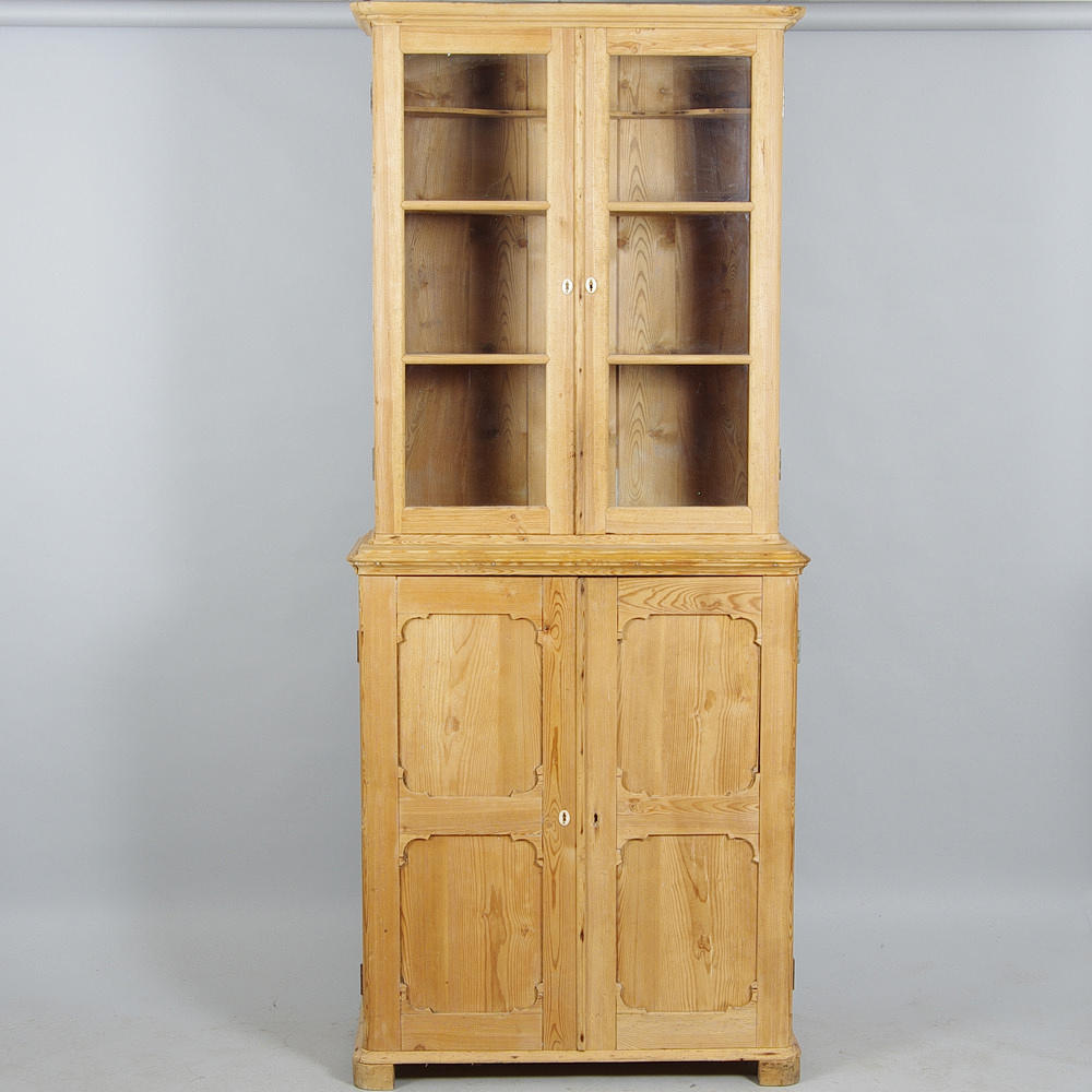 SKÄNK MED VITRINÖVERDEL, fur, sent 1800-tal.