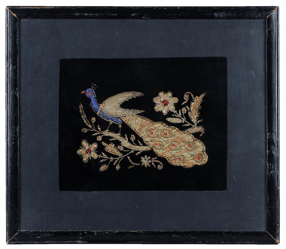 JUGENDSTIL, "STICKBILD". en påfågel. Handgjord, omkring 1910, av textil, guldtråd & prydnadspärlor.