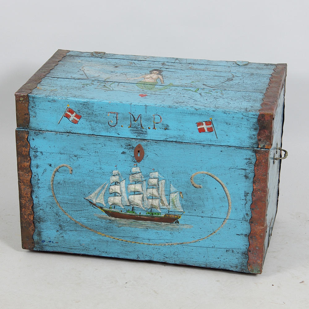 SJÖMANSKISTA, målat trä med smidesbeslag, 1800-tal.