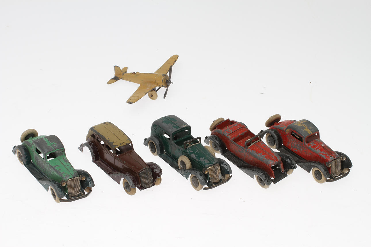 MODELLBILAR TOOTSIE TOY 5 nstycken och ett flygplan.