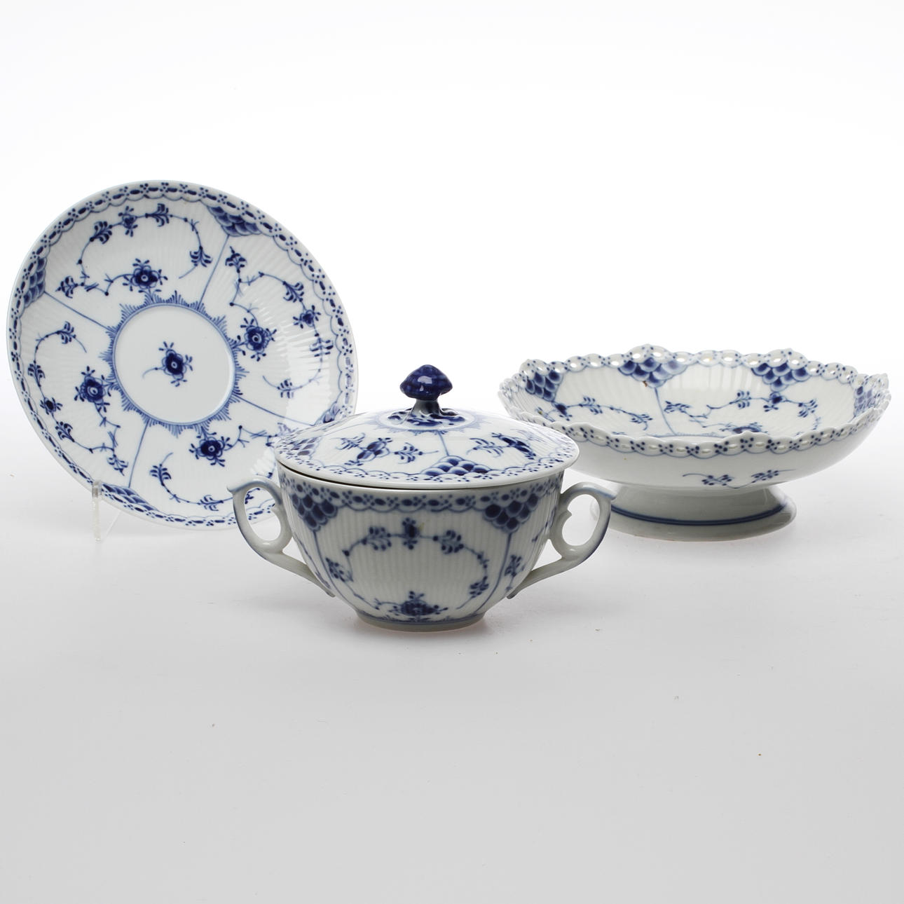 BULJONGKOPP, SKÅL på fot, porslin, "Musselmalet", Royal Copenhagen, Danmark.