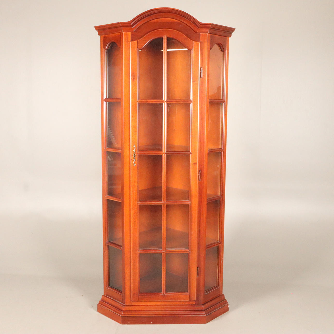 HÖRNVITRINSKÅP, 1900-tal.