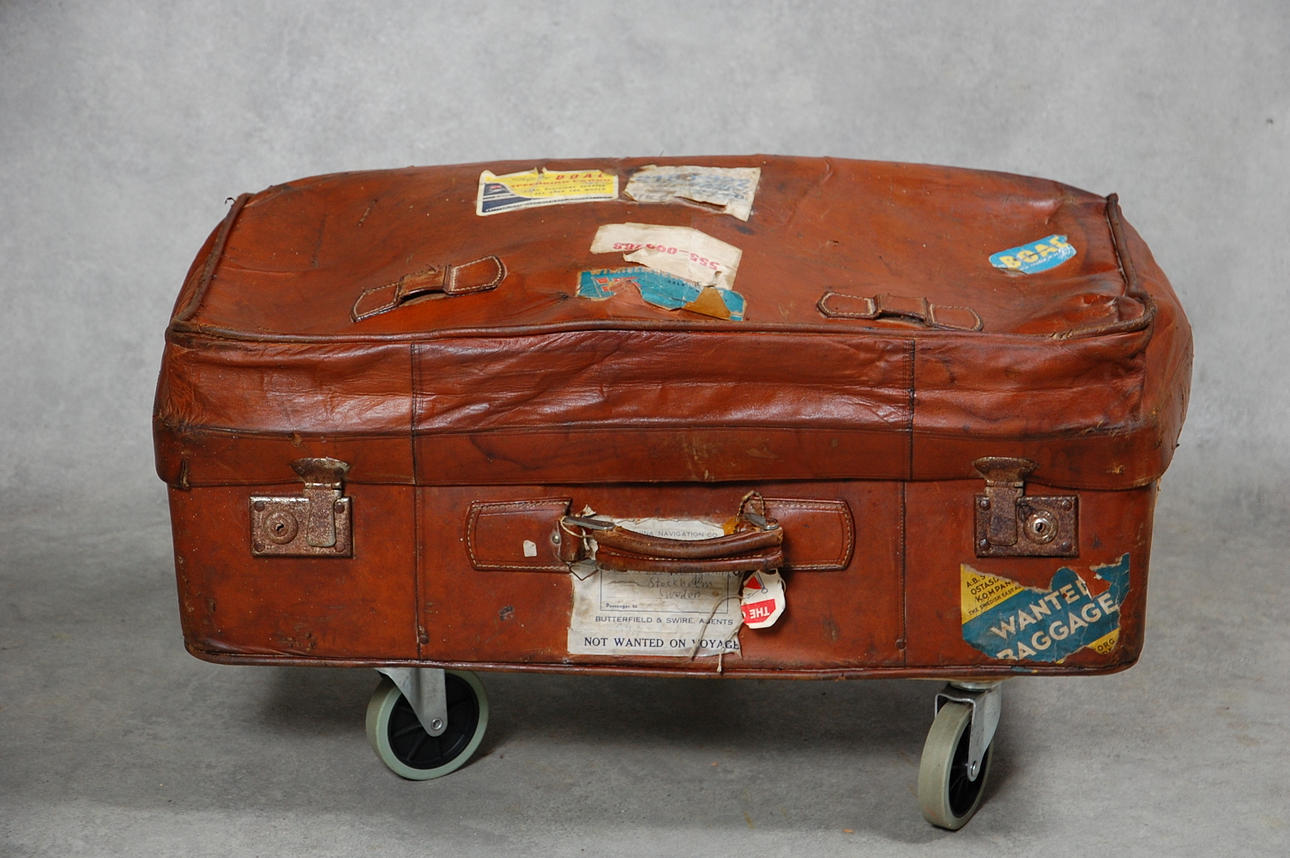 RESVÄSKA, skinn, bär etikett Jan Myrdal Västerlånggatan 31 Stockholm Sweden.