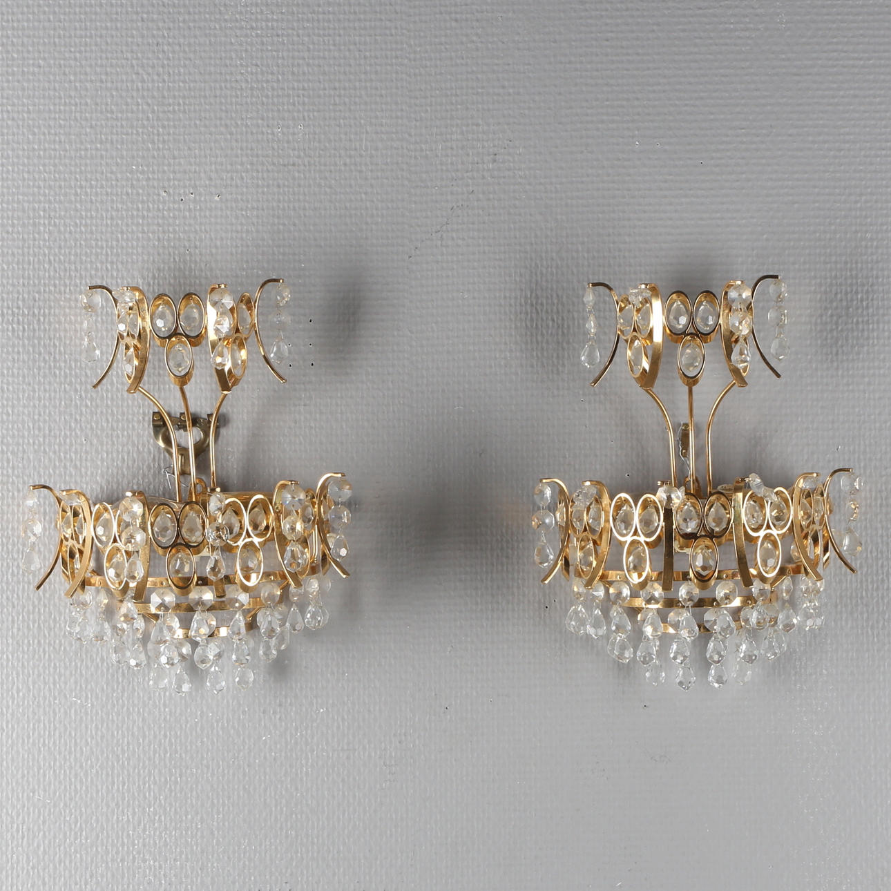 VÄGGLAMPETTER, ett par, förgylld mässing med prismor, 1900-tal.