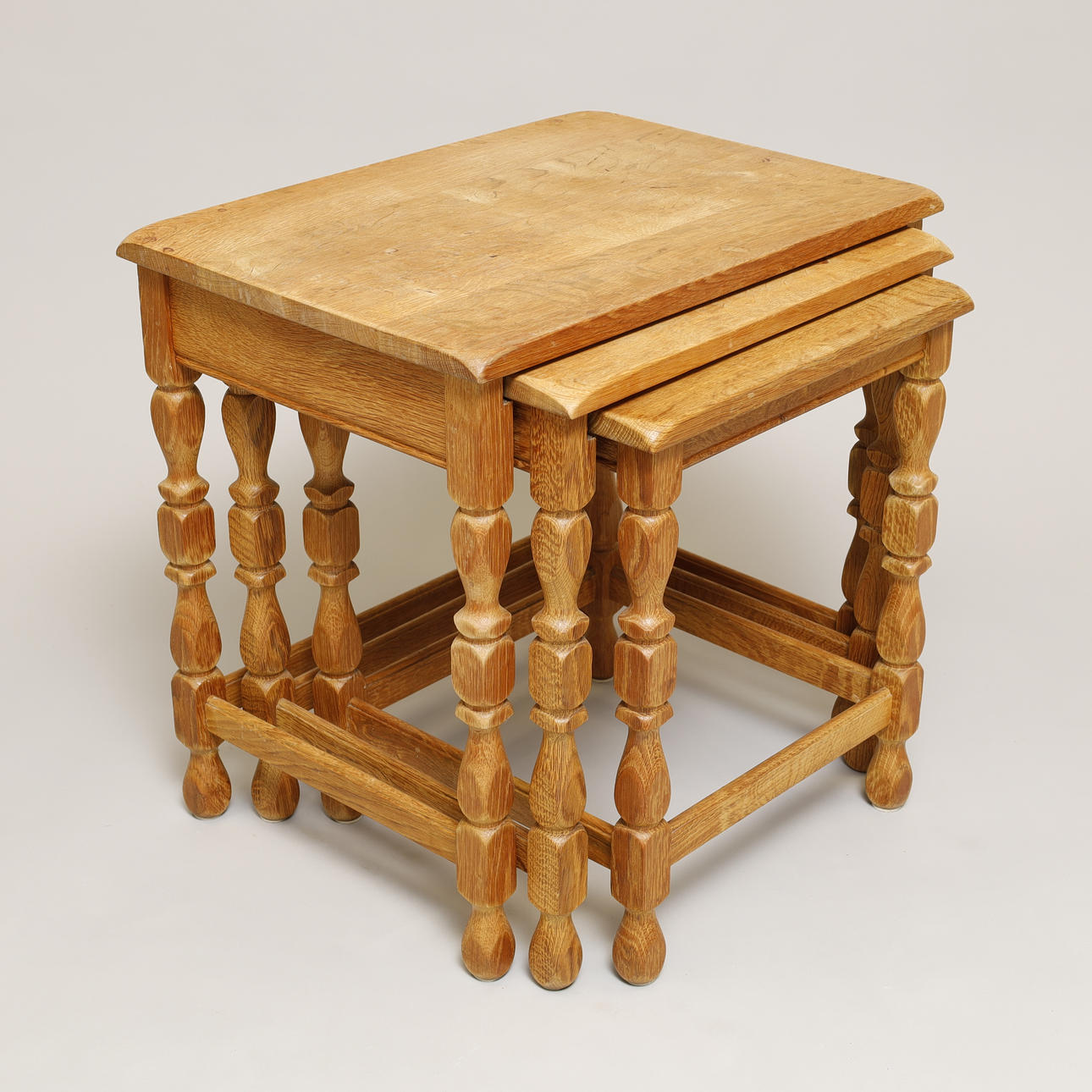 HENNING KJÆRNULF. 3 stk. indskudsborde, eg. Danmark.