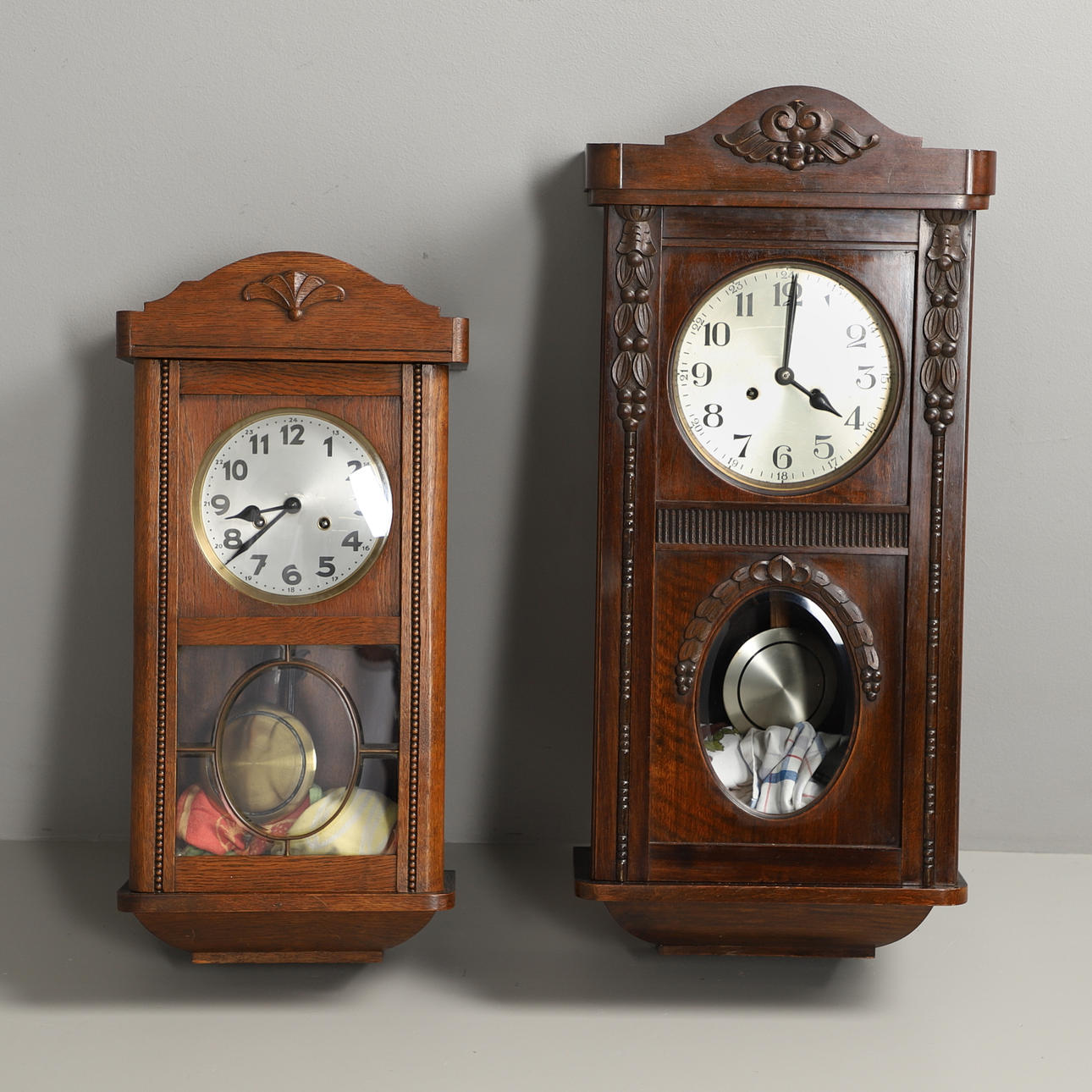 TVÅ TIDIGA 1900-TALETS EKVÄGGKLOCKOR.