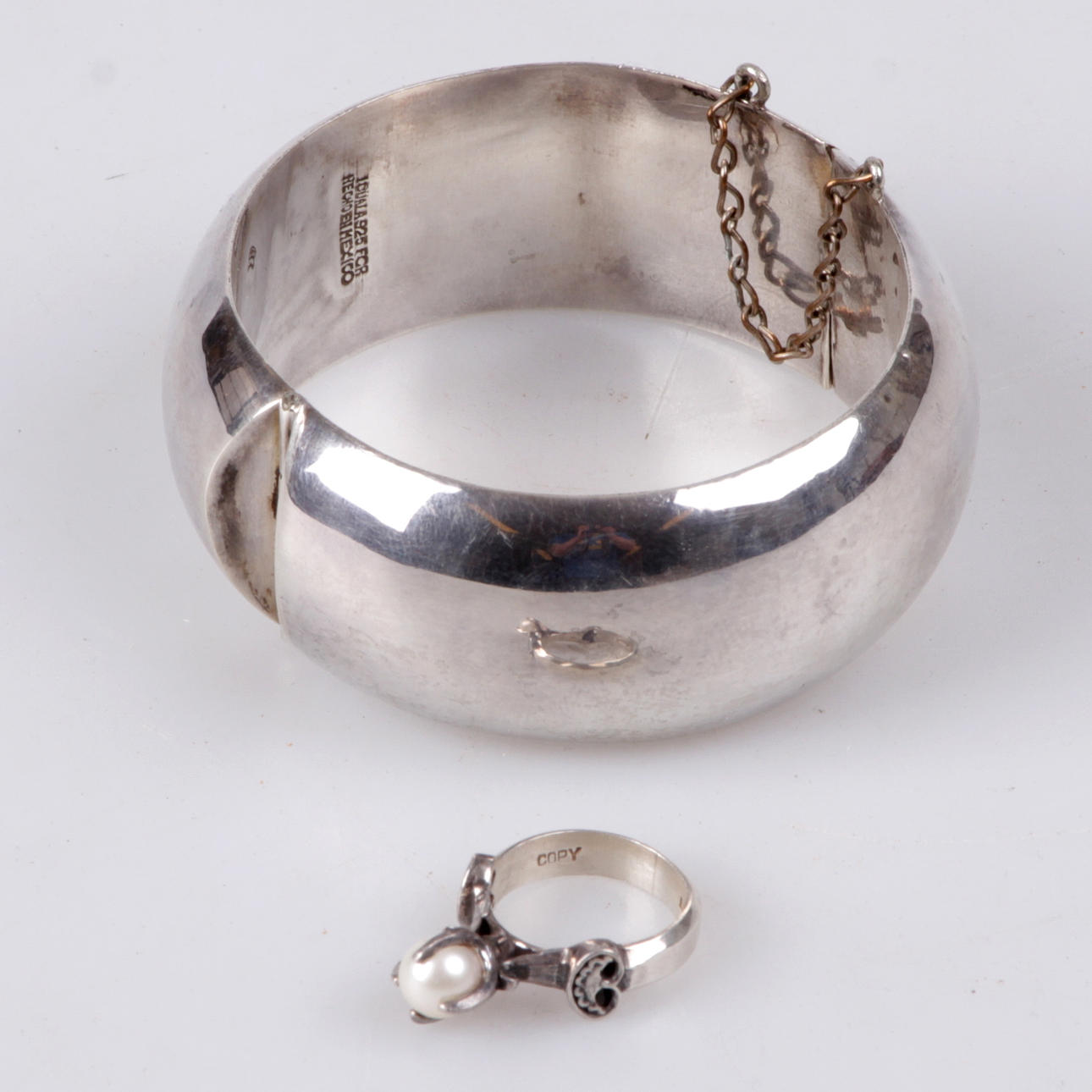 ARMBAND, samt ring, Silver, delvis från Historiska museet, Stockholm, 1900-tal.