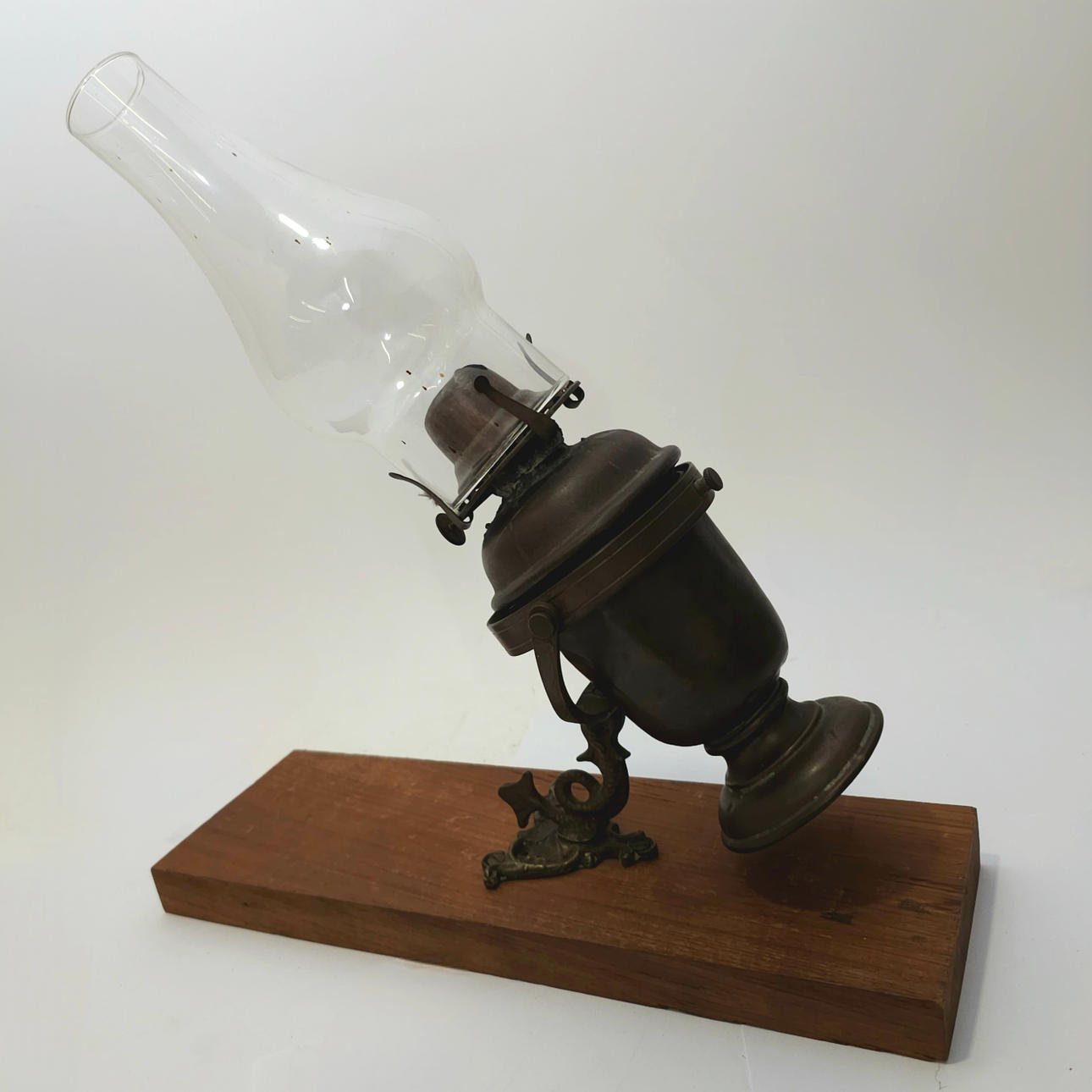 VÆGLAMPE, NAUTISK PARKET, MED TRÆSTØTTE, VIPPEBEVÆGELSE.