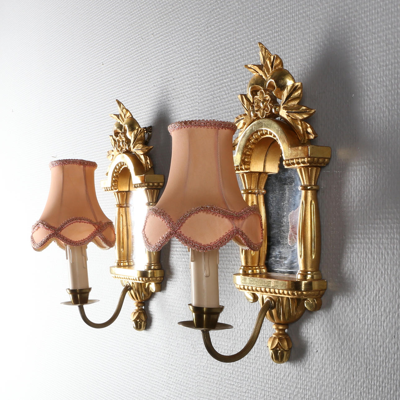 SPEGELLAMPETTER, ett par, förgyllt trä, 1900-tal.