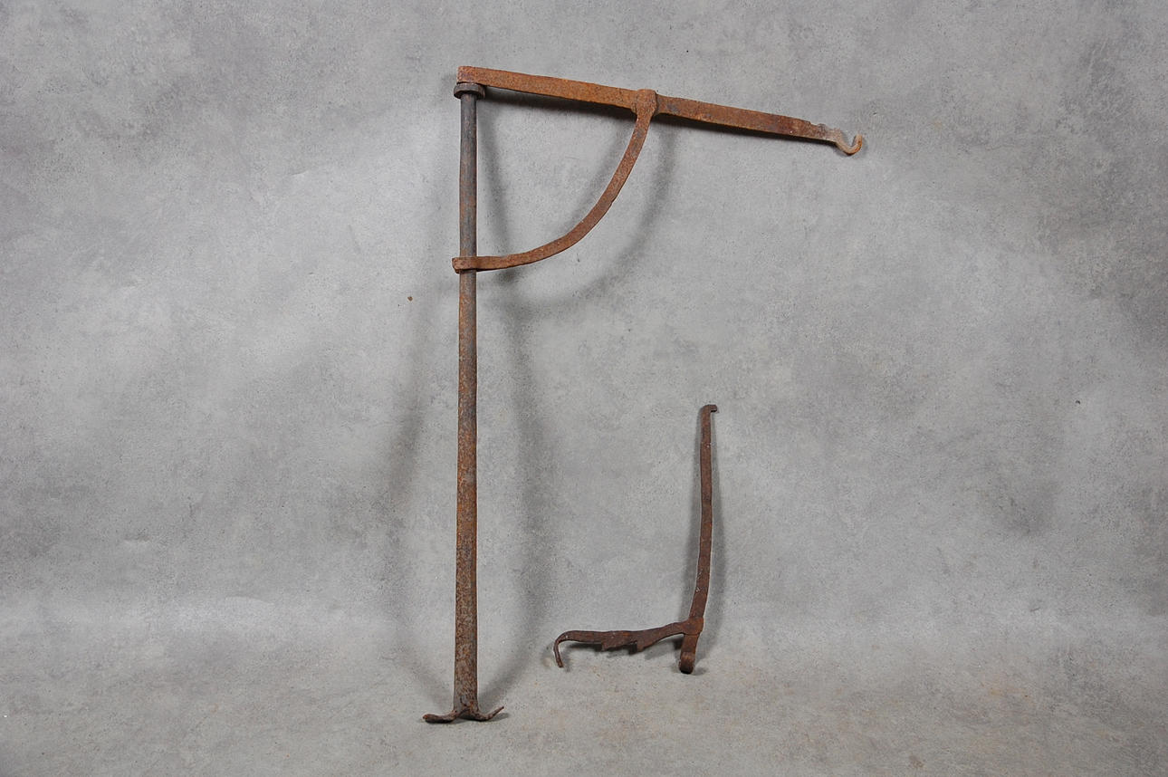 GRYTKROKAR, 2 st , STÅNDARE till spis, allmoge, 17-1800-tal.