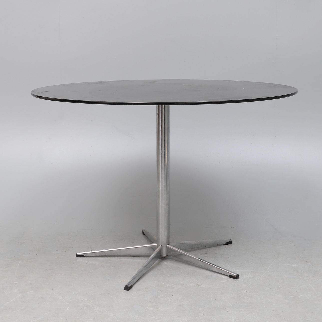 A CONTEMPORARY CIRCULAR GLASS TOP BREAKFAST TABLE.
